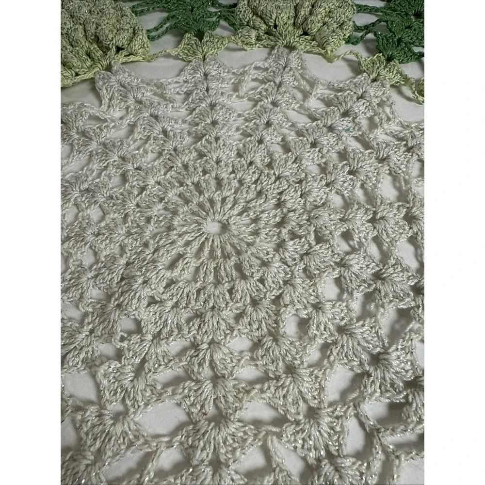 Doily 18 inch‎ diameter green and white with Glitter Thread &2 Small Coaster